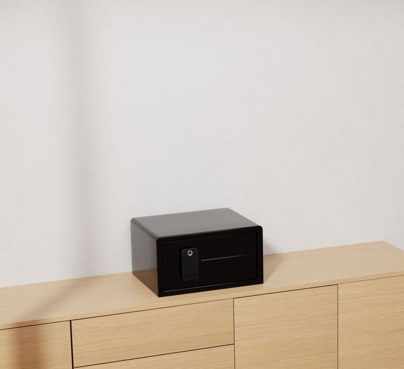 Onyx Black / Biometric + Touchpad